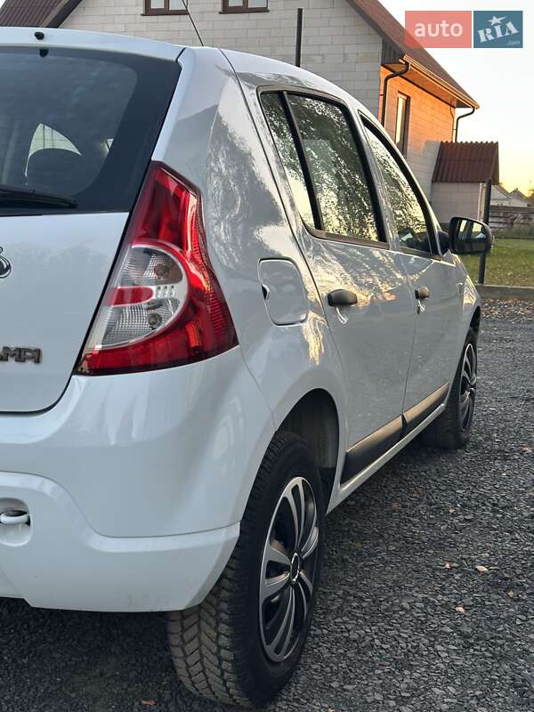 Хэтчбек Dacia Sandero 2009 в Любешове