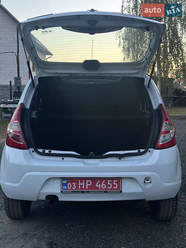 Хэтчбек Dacia Sandero 2009 в Любешове