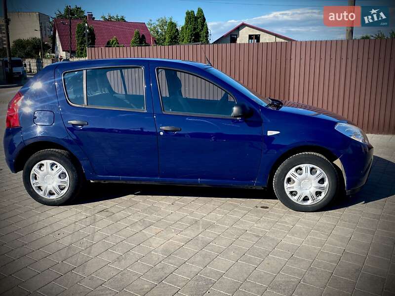 Хэтчбек Dacia Sandero 2009 в Остроге