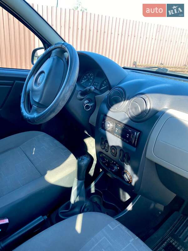 Хэтчбек Dacia Sandero 2009 в Остроге