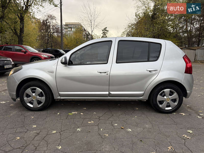 Хетчбек Dacia Sandero 2011 в Києві