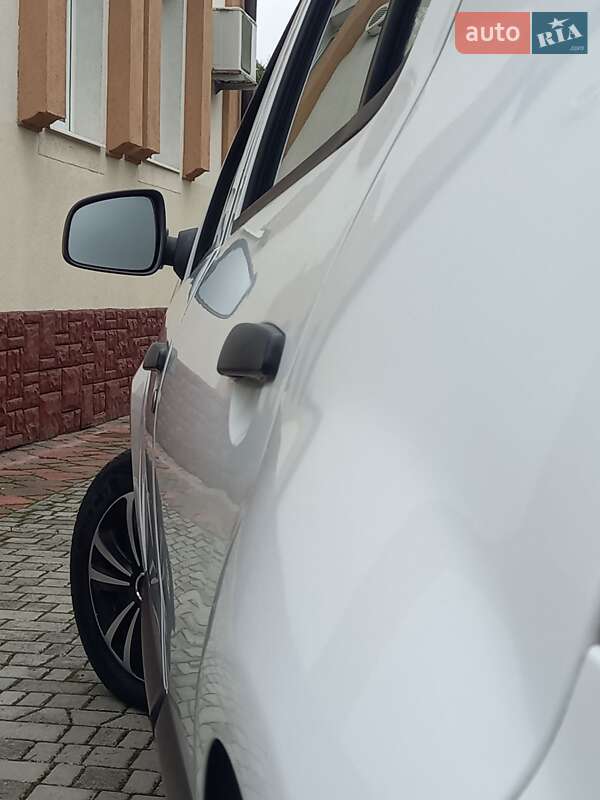 Хэтчбек Dacia Sandero 2009 в Самборе фото 38 Хэтчбек Dacia Sandero 2009 в Самборе