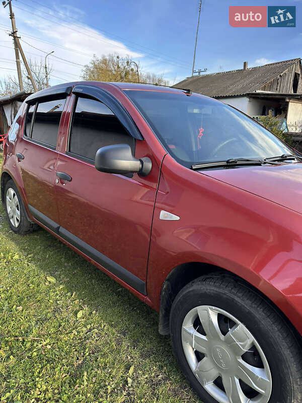 Хэтчбек Dacia Sandero 2009 в Шепетовке