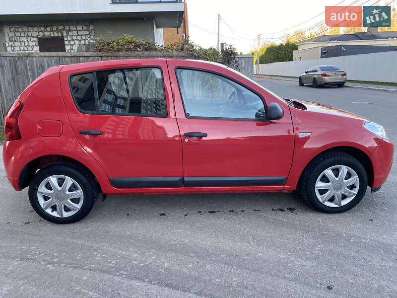 Хэтчбек Dacia Sandero 2010 в Киеве