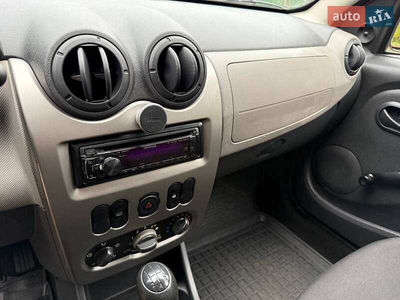 Хэтчбек Dacia Sandero 2009 в Виннице