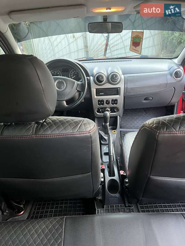 Хэтчбек Dacia Sandero 2011 в Львове