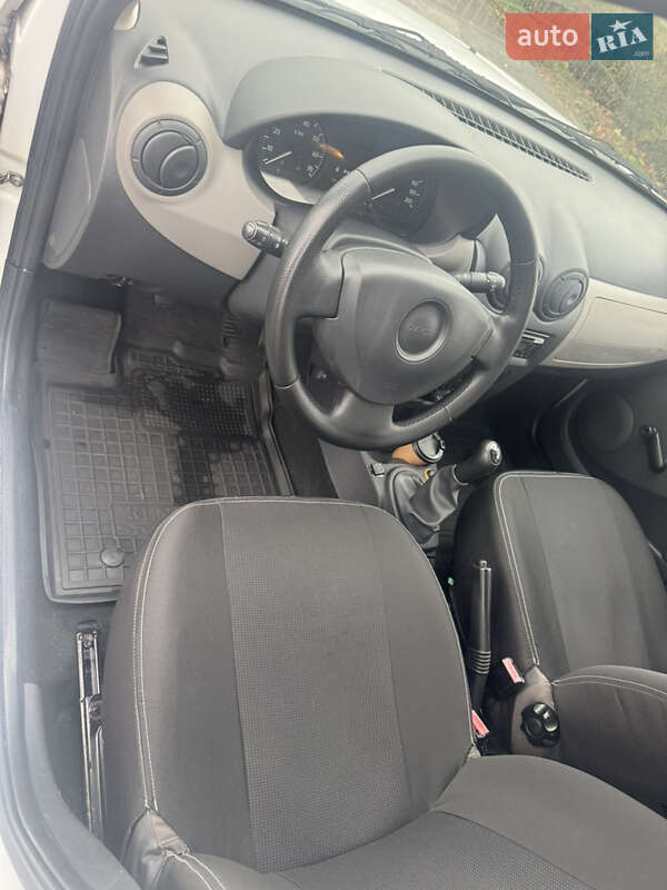 Хэтчбек Dacia Sandero 2012 в Киеве фото 13 Хэтчбек Dacia Sandero 2012 в Киеве