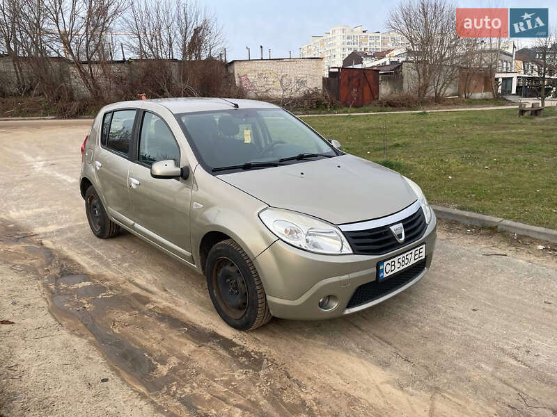 Хэтчбек Dacia Sandero 2008 в Чернигове