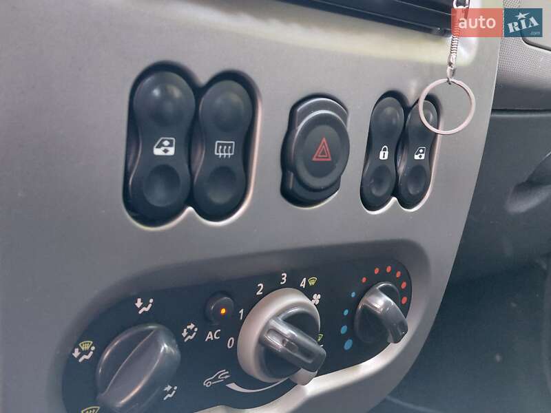 Хэтчбек Dacia Sandero 2010 в Самборе фото 92 Хэтчбек Dacia Sandero 2010 в Самборе