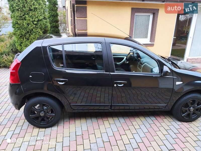 Хэтчбек Dacia Sandero 2012 в Немирове