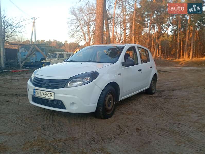 Хэтчбек Dacia Sandero 2010 в Киеве