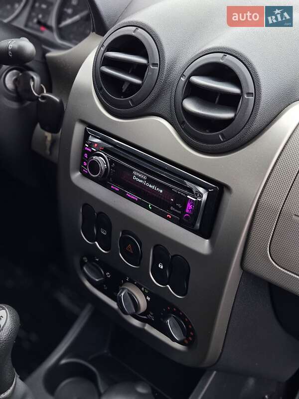 Хэтчбек Dacia Sandero 2009 в Ровно