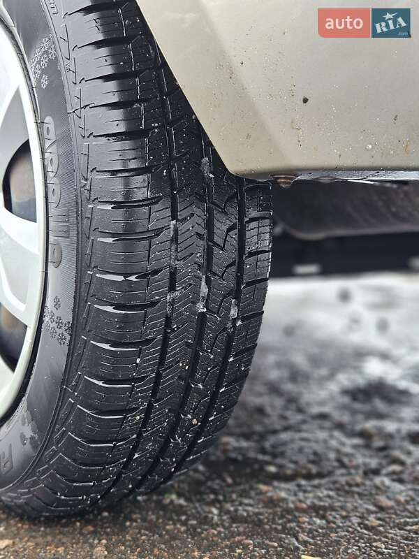 Хэтчбек Dacia Sandero 2009 в Ровно