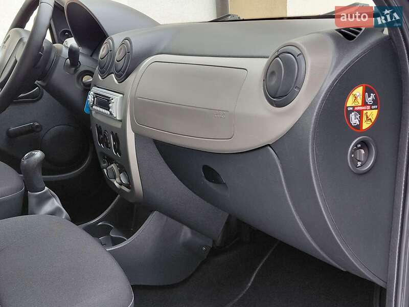 Хэтчбек Dacia Sandero 2009 в Самборе