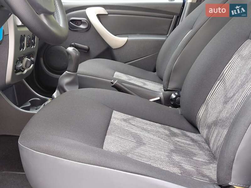 Хэтчбек Dacia Sandero 2009 в Самборе