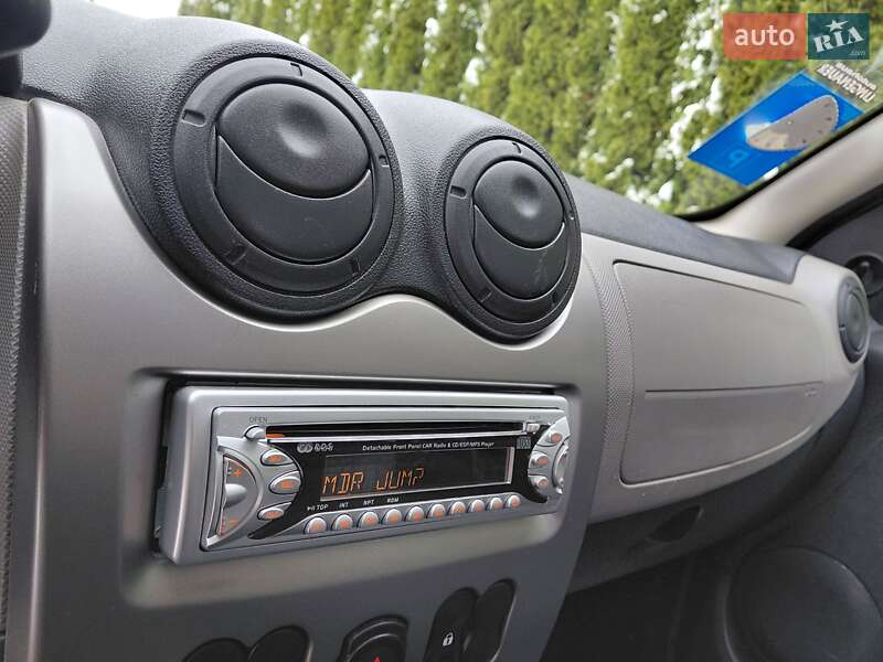 Хэтчбек Dacia Sandero 2009 в Самборе