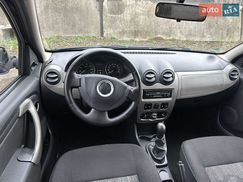 Хэтчбек Dacia Sandero 2010 в Хороле