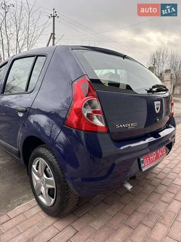 Хэтчбек Dacia Sandero 2010 в Хороле