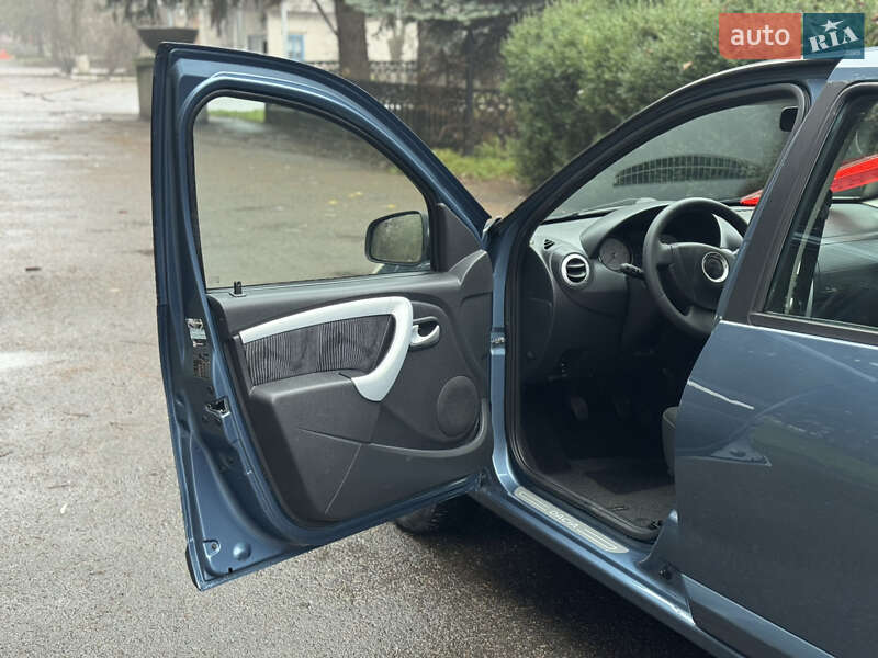 Хэтчбек Dacia Sandero 2008 в Умани