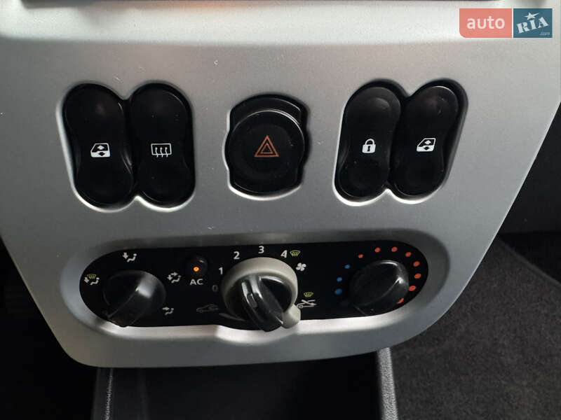 Хэтчбек Dacia Sandero 2008 в Умани