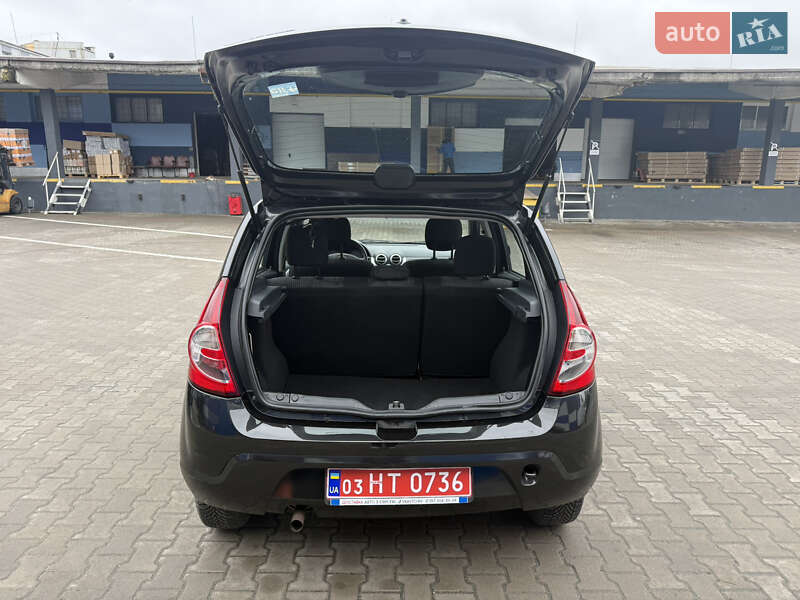 Хэтчбек Dacia Sandero 2011 в Ровно