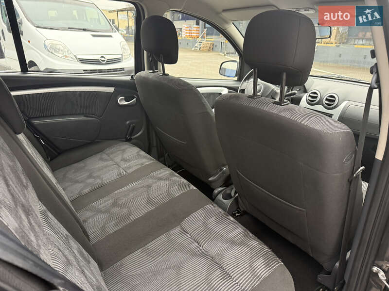 Хэтчбек Dacia Sandero 2011 в Ровно