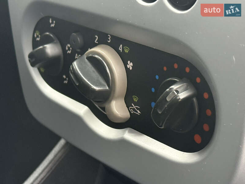 Хэтчбек Dacia Sandero 2011 в Ровно