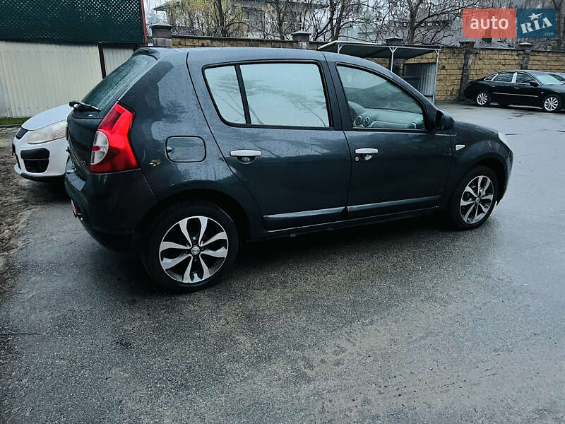 Хетчбек Dacia Sandero 2008 в Києві