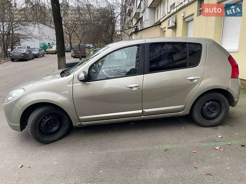 Хетчбек Dacia Sandero 2009 в Києві