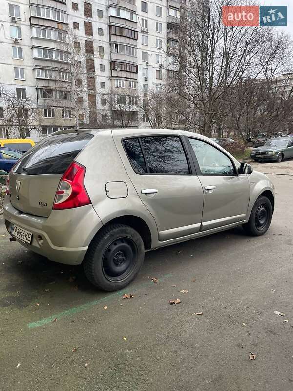Хетчбек Dacia Sandero 2009 в Києві