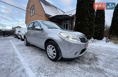 Хэтчбек Dacia Sandero 2010 в Чернигове