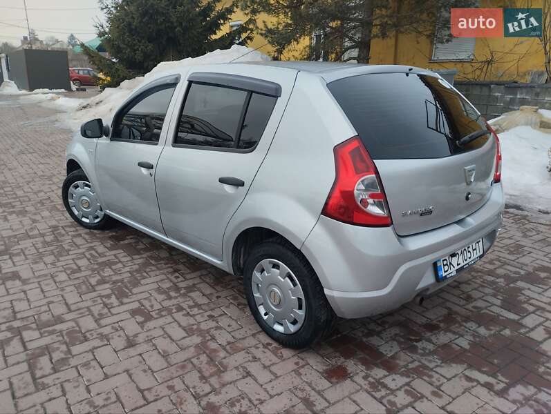 Хэтчбек Dacia Sandero 2008 в Ровно