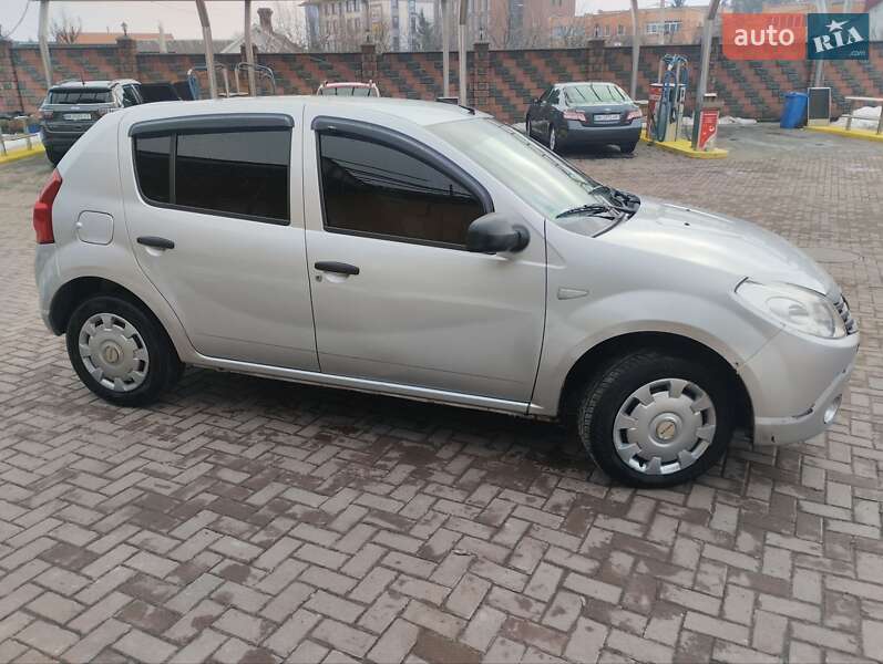Хэтчбек Dacia Sandero 2008 в Ровно