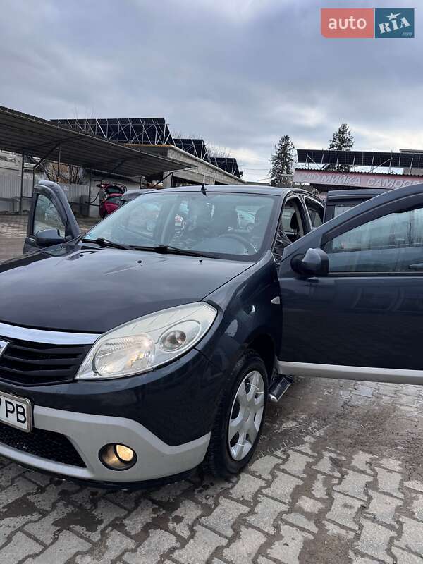 Хэтчбек Dacia Sandero 2012 в Герце
