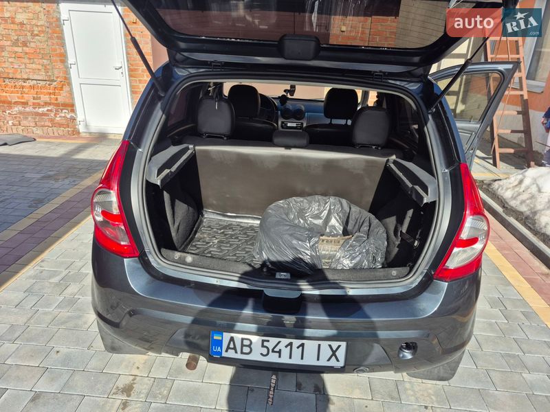 Хэтчбек Dacia Sandero 2009 в Виннице