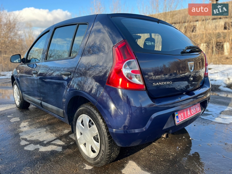 Хэтчбек Dacia Sandero 2012 в Хороле
