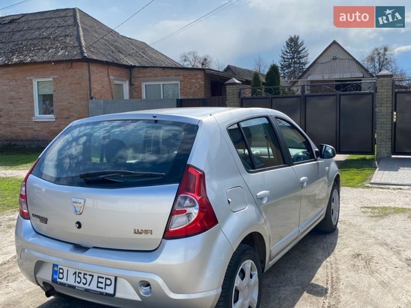 Хэтчбек Dacia Sandero 2009 в Полтаве