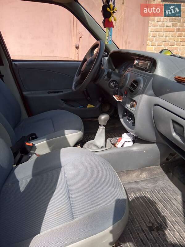 Седан Dacia Solenza 2004 в Сокале