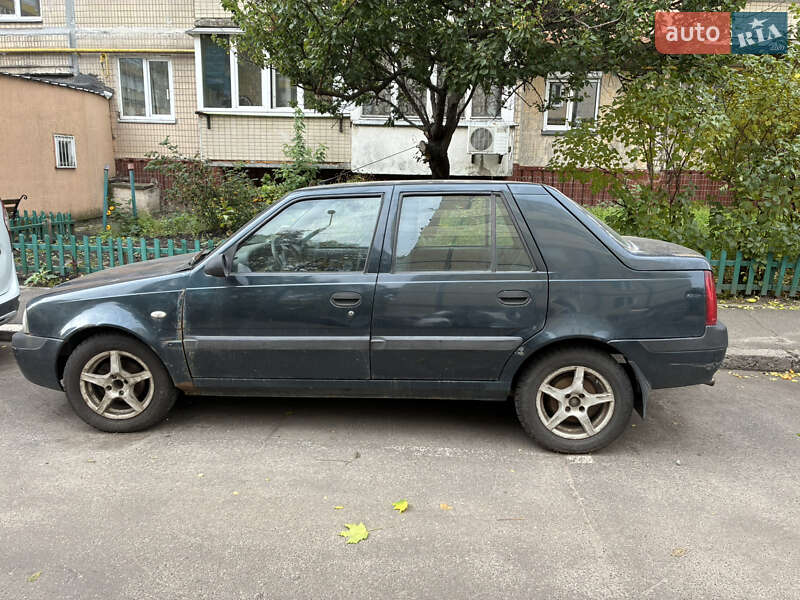 Седан Dacia Solenza 2004 в Киеве