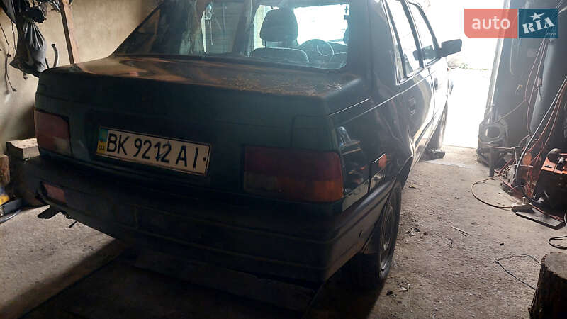 Седан Dacia SuperNova 2003 в Мизоче