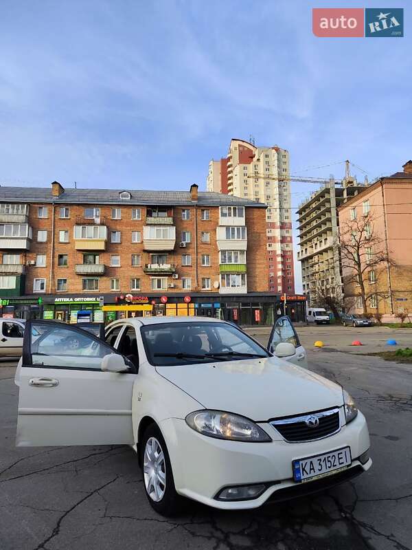 Седан Daewoo Gentra 2015 в Киеве
