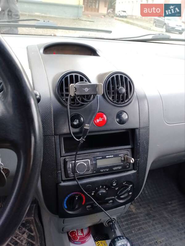 Седан Daewoo Kalos 2003 в Сваляве
