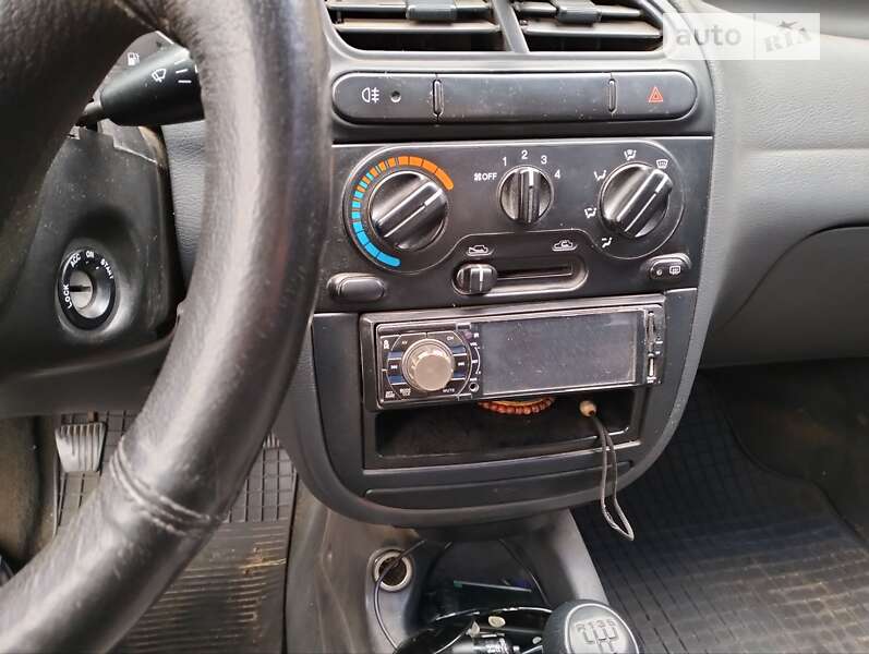 Седан Daewoo Lanos 1999 в Киеве