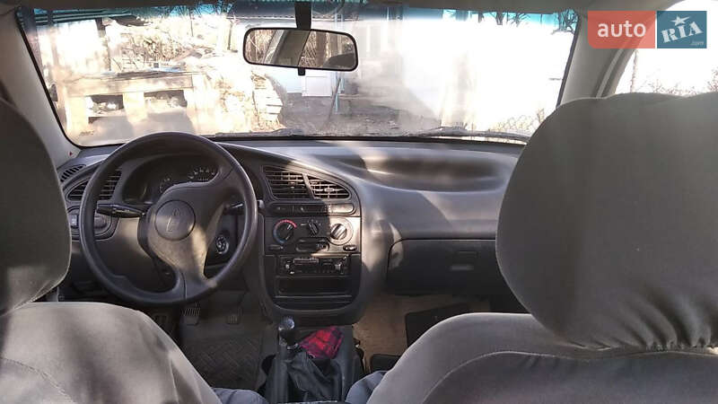 Седан Daewoo Lanos 2004 в Великих Межиричах