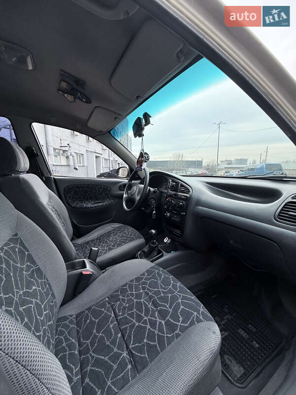 Седан Daewoo Lanos 2002 в Киеве