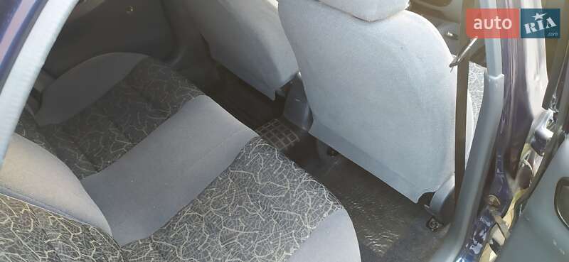 Седан Daewoo Lanos 2004 в Ромнах