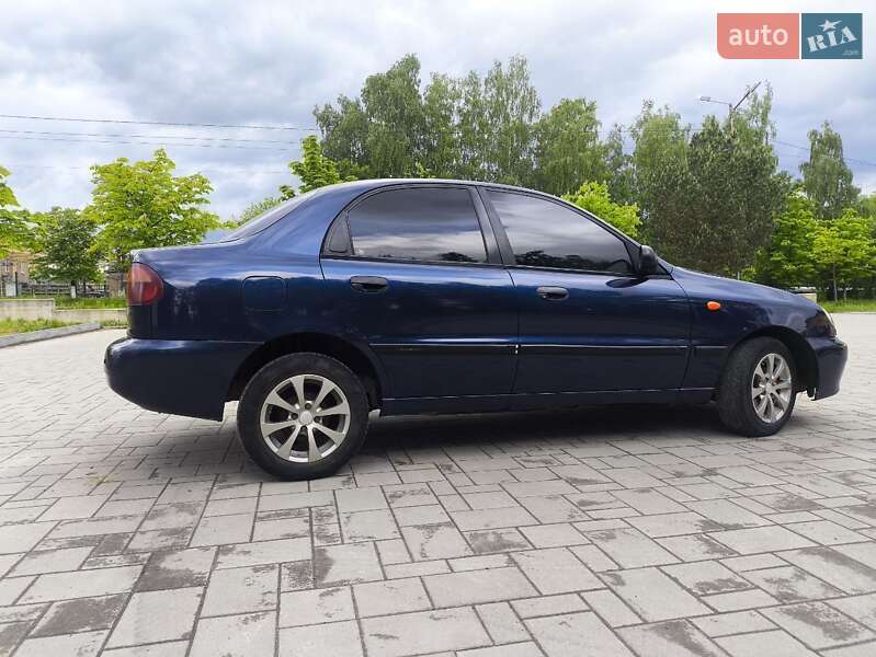 Седан Daewoo Lanos 2002 в Долині