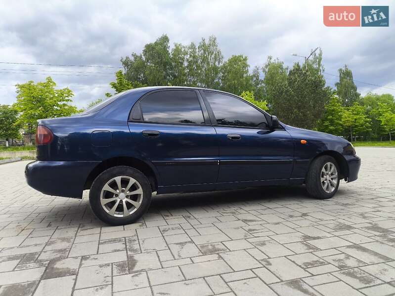 Седан Daewoo Lanos 2002 в Долині
