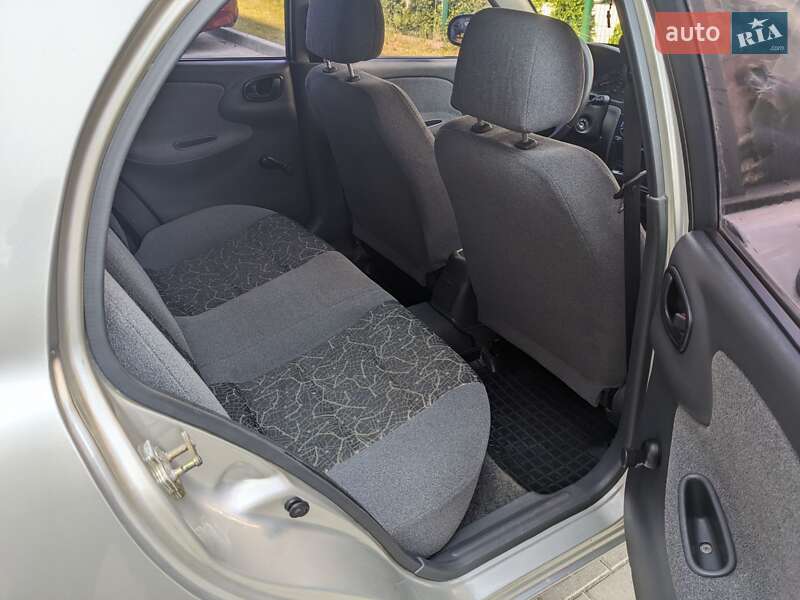 Седан Daewoo Lanos 2005 в Новояворовске