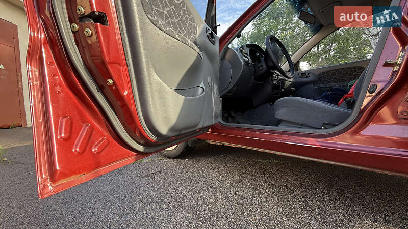 Седан Daewoo Lanos 2002 в Дніпрі